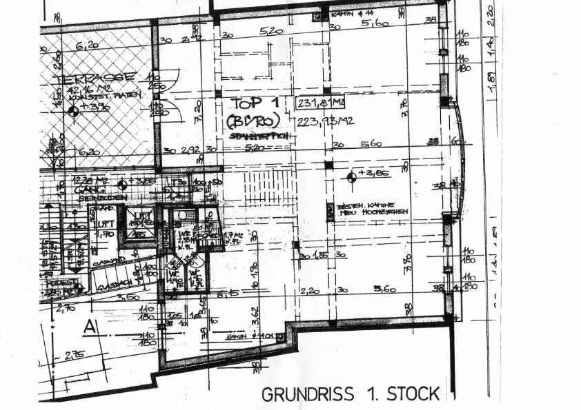 Detaillierter Grundriss des ersten Stocks mit eingezeichneter Terrasse und Bürobereich.