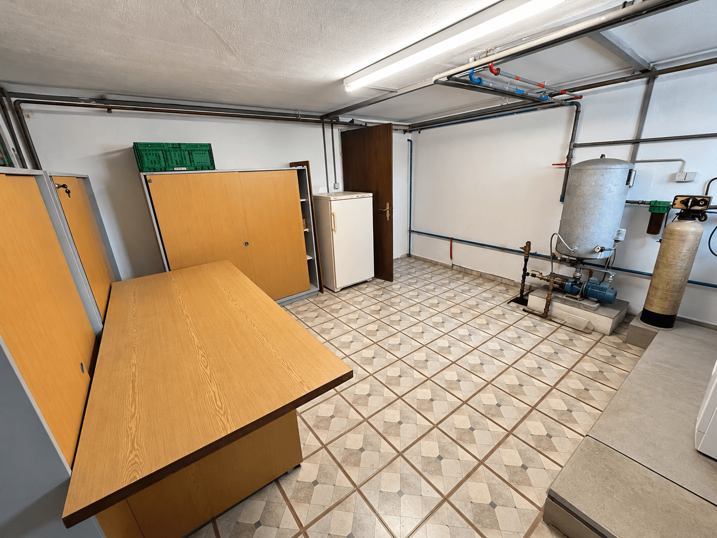 Kellerraum mit Stauraum, Schränken und technischen Anlagen für das Haus.