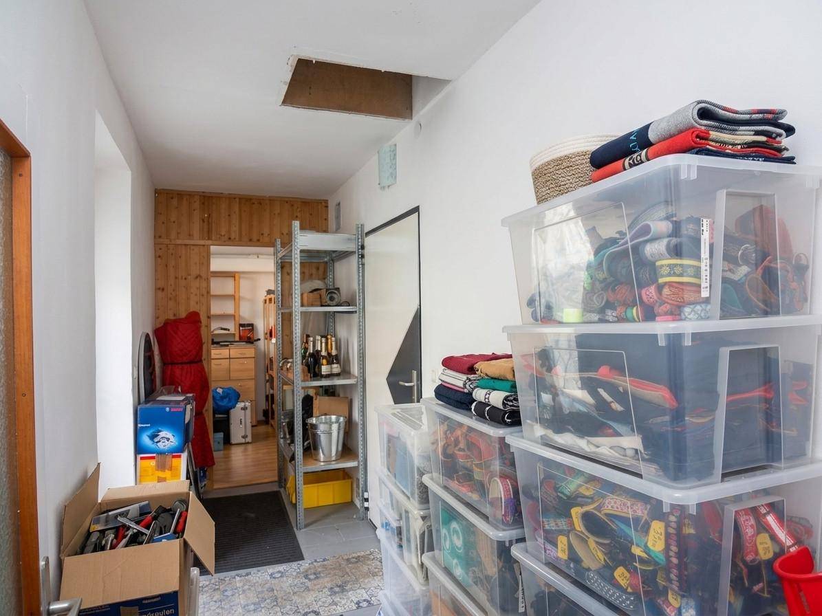 Langer Flur mit vielen Lagerboxen und Zugang zu weiteren Räumen, praktisch für Stauraum.