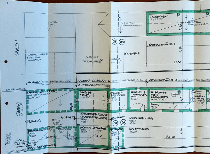Handgezeichneter Grundriss des Erdgeschosses mit Garten, Innenhof und Parkplatz.