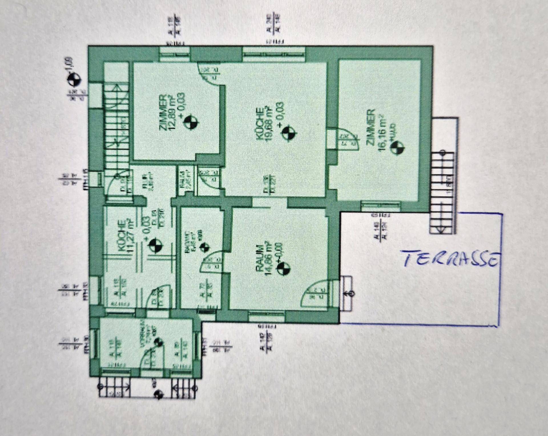 Grundrissplan einer Etage mit zwei Zimmern, zwei Küchen, Bad und Terrasse.