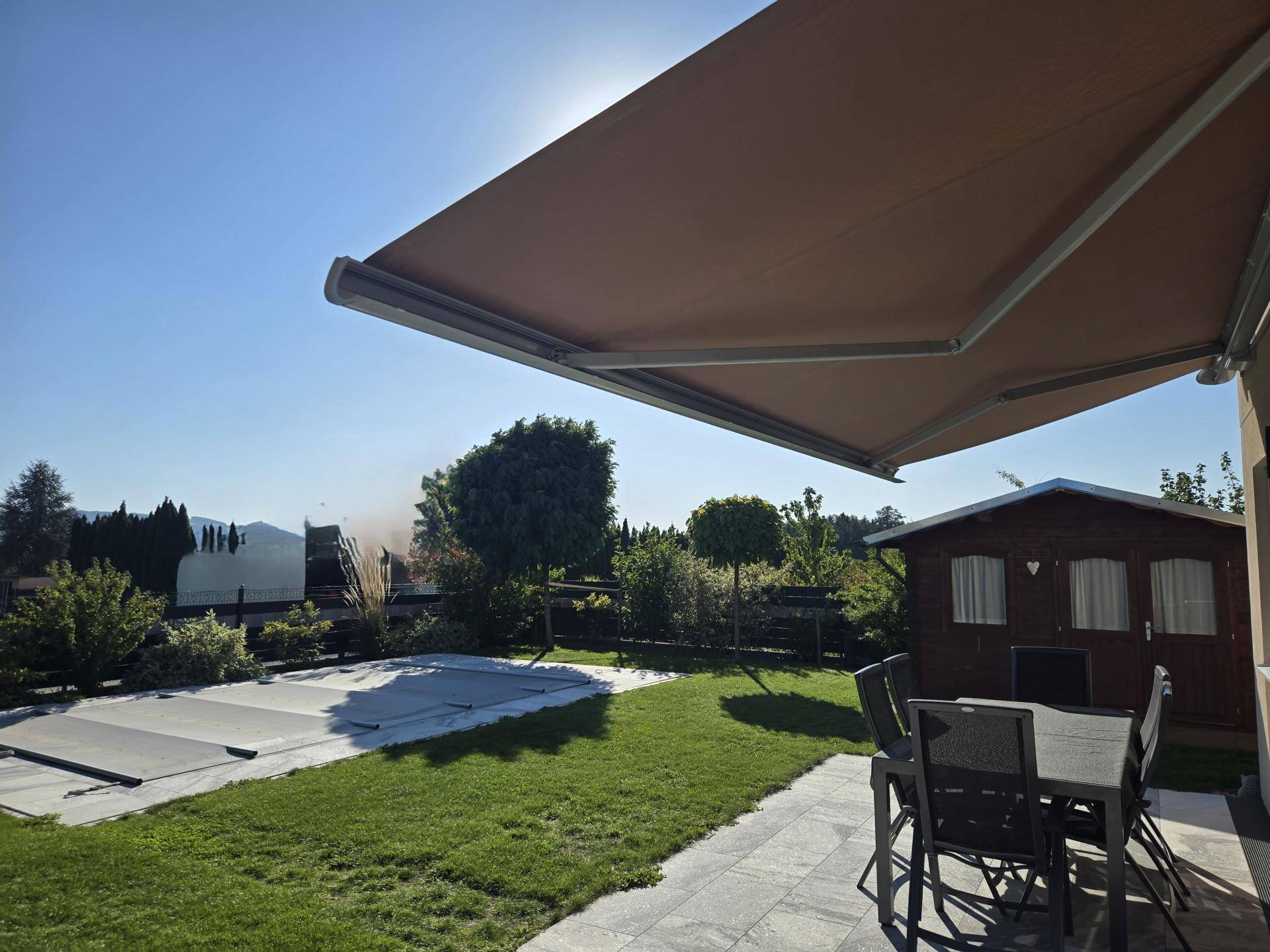 Garten mit Pool und Terrasse und Zugang zur Wohnküche