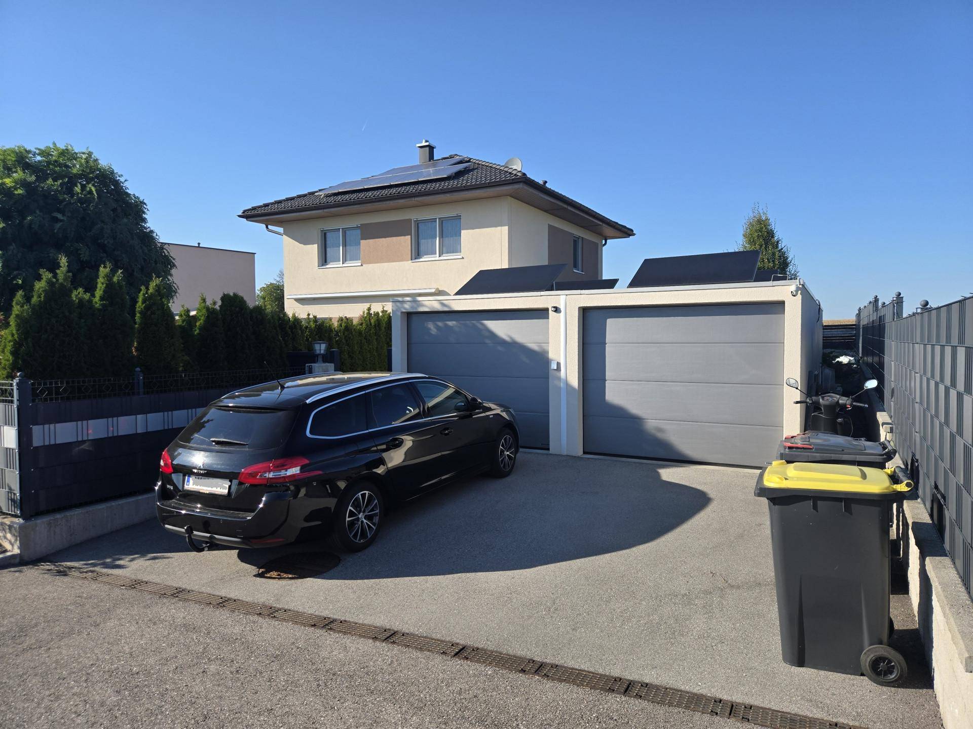 Doppelgarage und 2 Stellplätze im Freien
