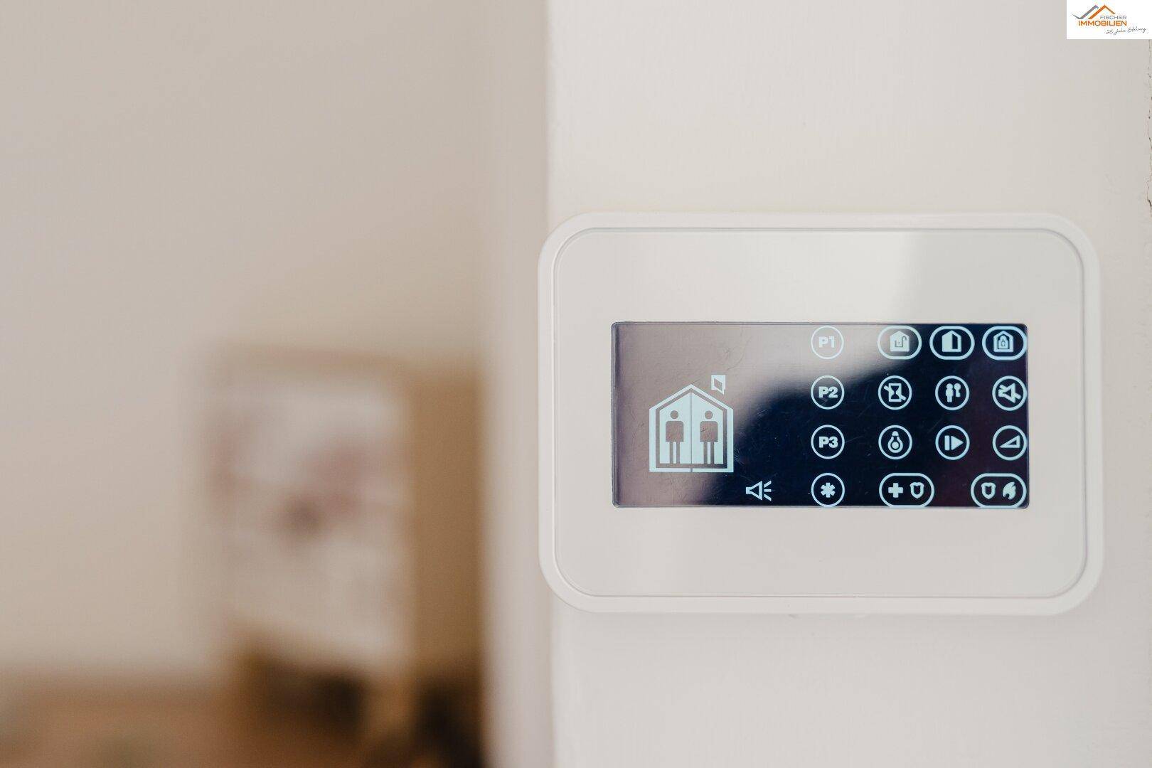 Modernes Smart-Home-Bedienfeld an der Wand zur Steuerung der Haustechnik.
