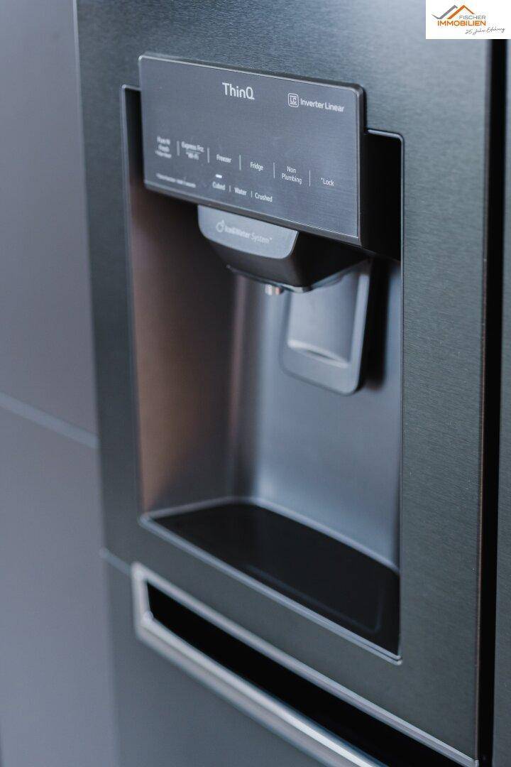 Nahaufnahme des modernen Kühlschranks mit integriertem Wasser- und Eisspender.