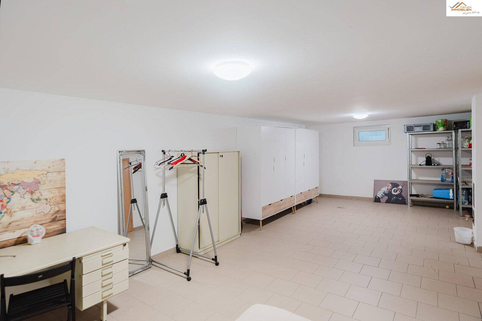 Geräumiger Kellerraum mit Fliesenboden, Regalen und kleinem Fenster, ideal als Abstellraum.
