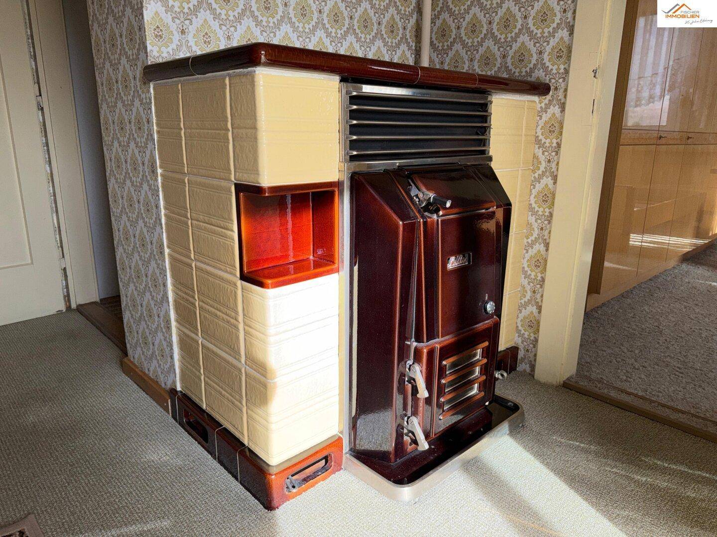 Traditioneller Kachelofen mit braunen und beigen Fliesen, der Wärme spendet.