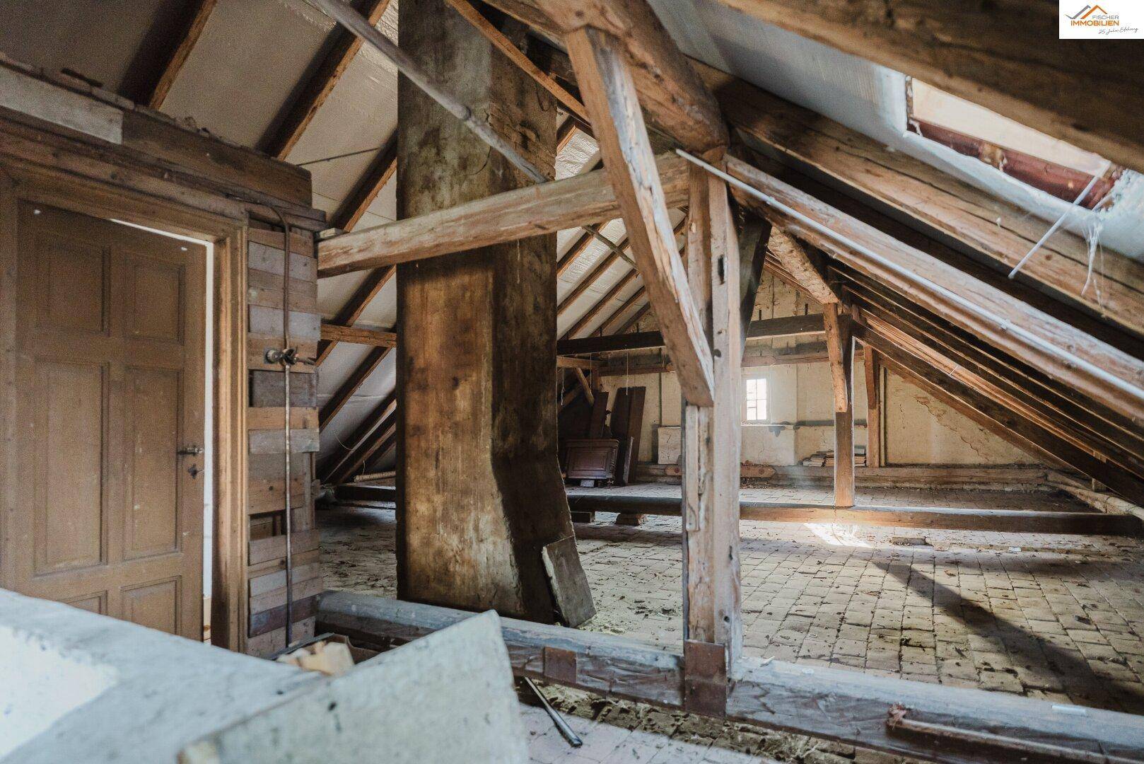 Geräumiger Dachboden mit sichtbaren Holzbalken und viel Potenzial für einen Ausbau.