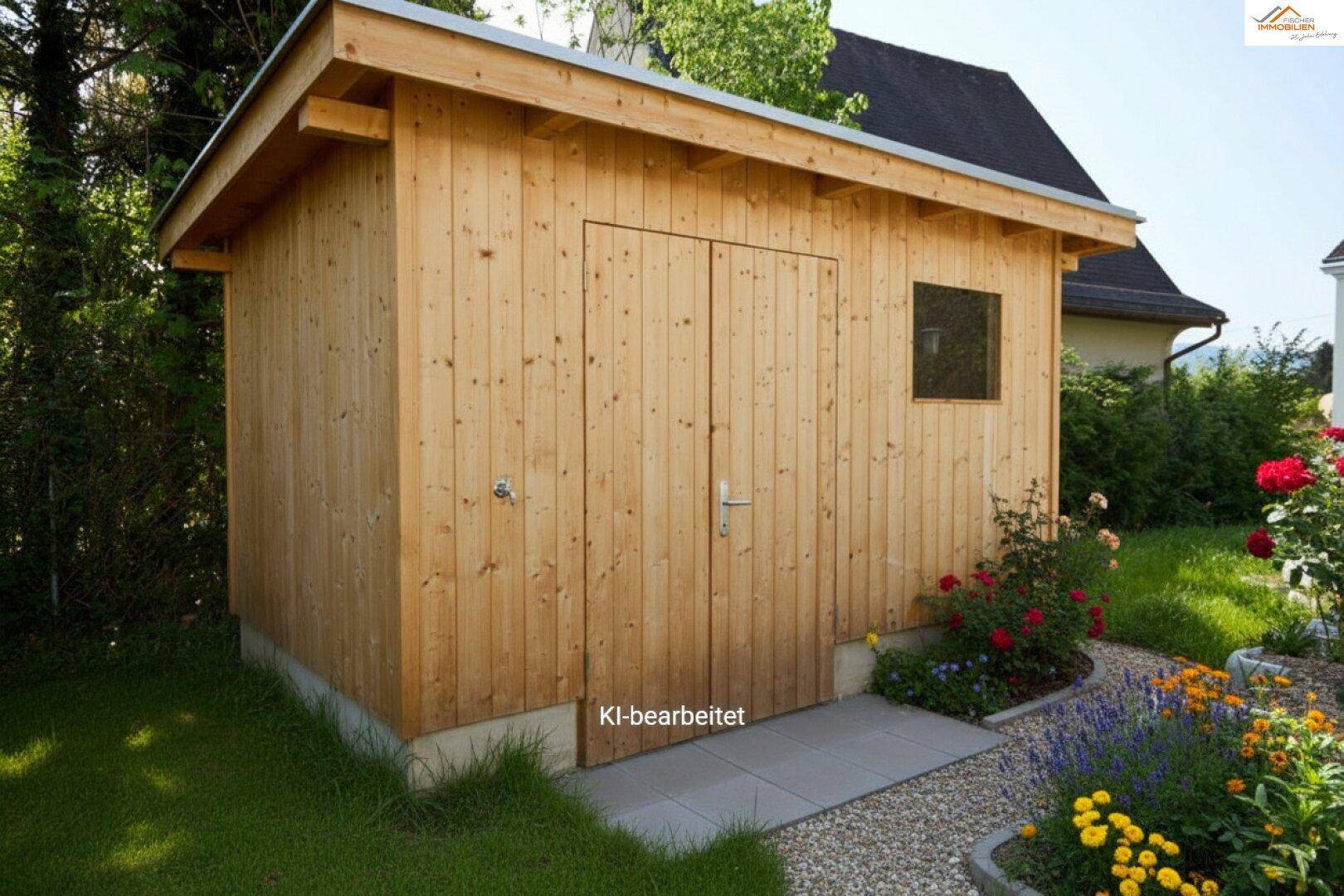 Praktischer Holzschuppen im Garten, umgeben von Grünflächen und Blumenbeeten.