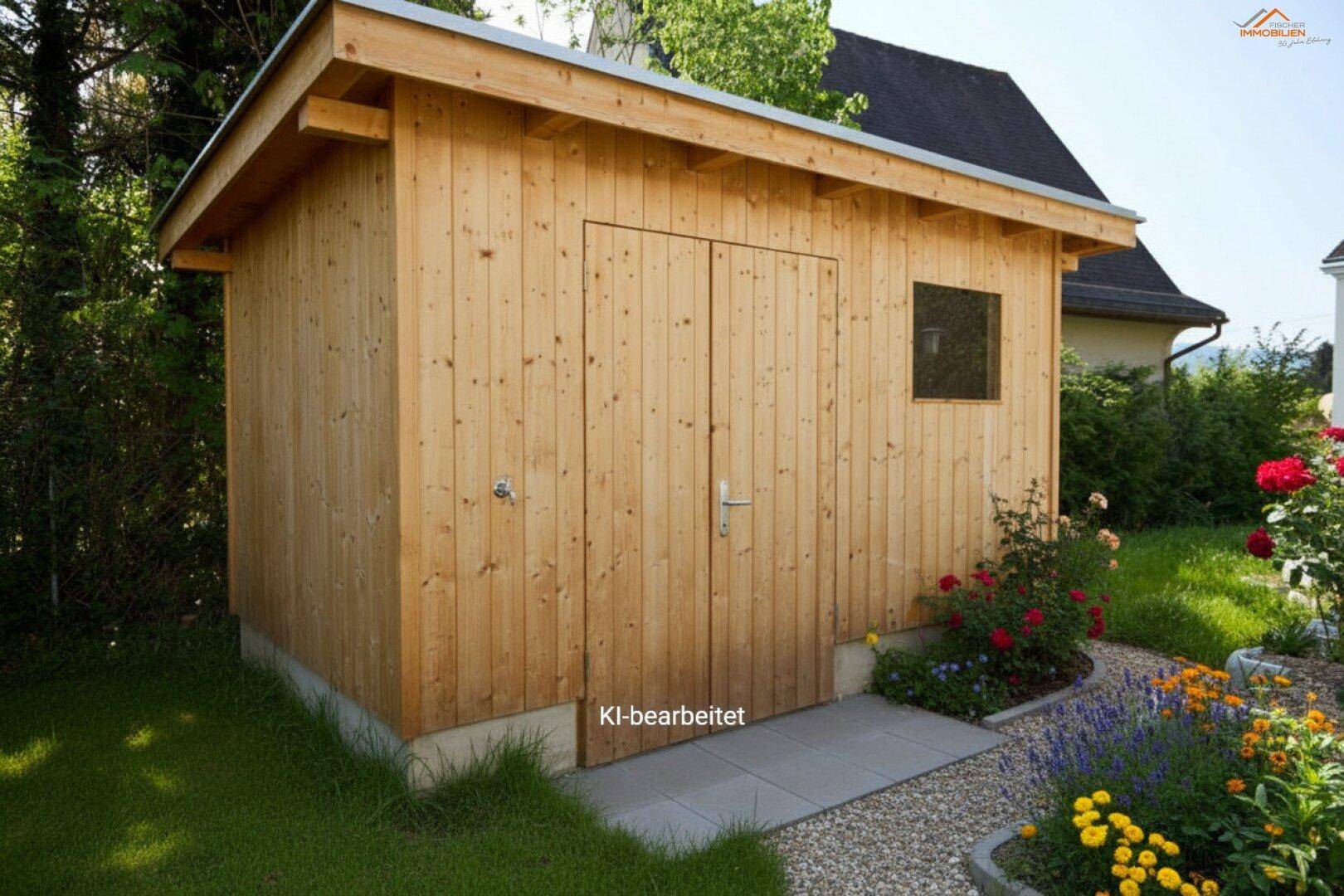 Praktischer Holzschuppen im Garten, umgeben von Blumenbeeten und Rasenflächen, ideal für Gartengeräte.