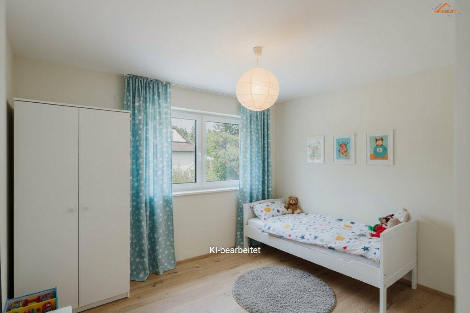 Helles Kinderzimmer mit Einzelbett, weißem Kleiderschrank und blauen Vorhängen, ideal für ein Kind.
