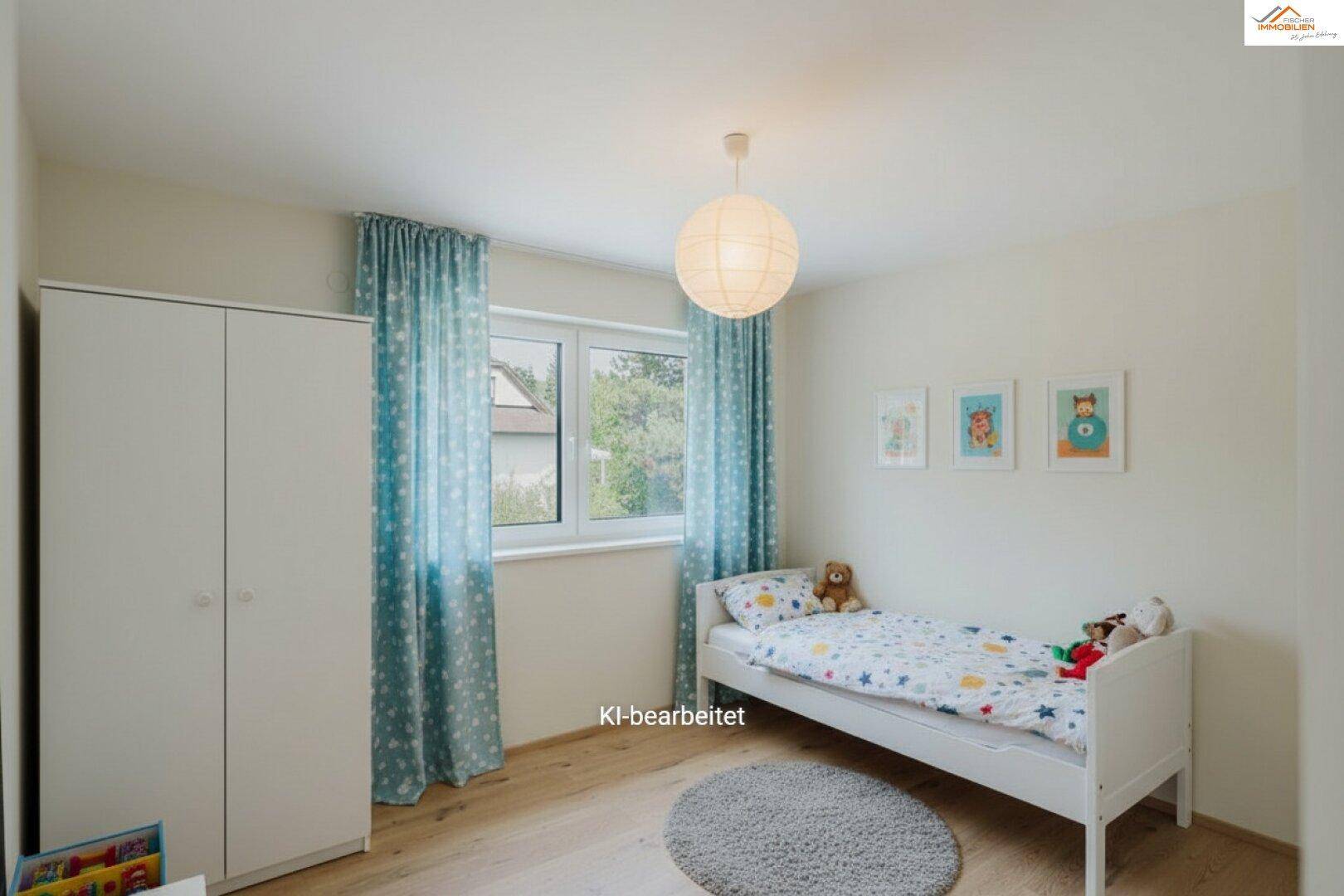 Helles Kinderzimmer mit Einzelbett, weißem Kleiderschrank und Blick ins Grüne.