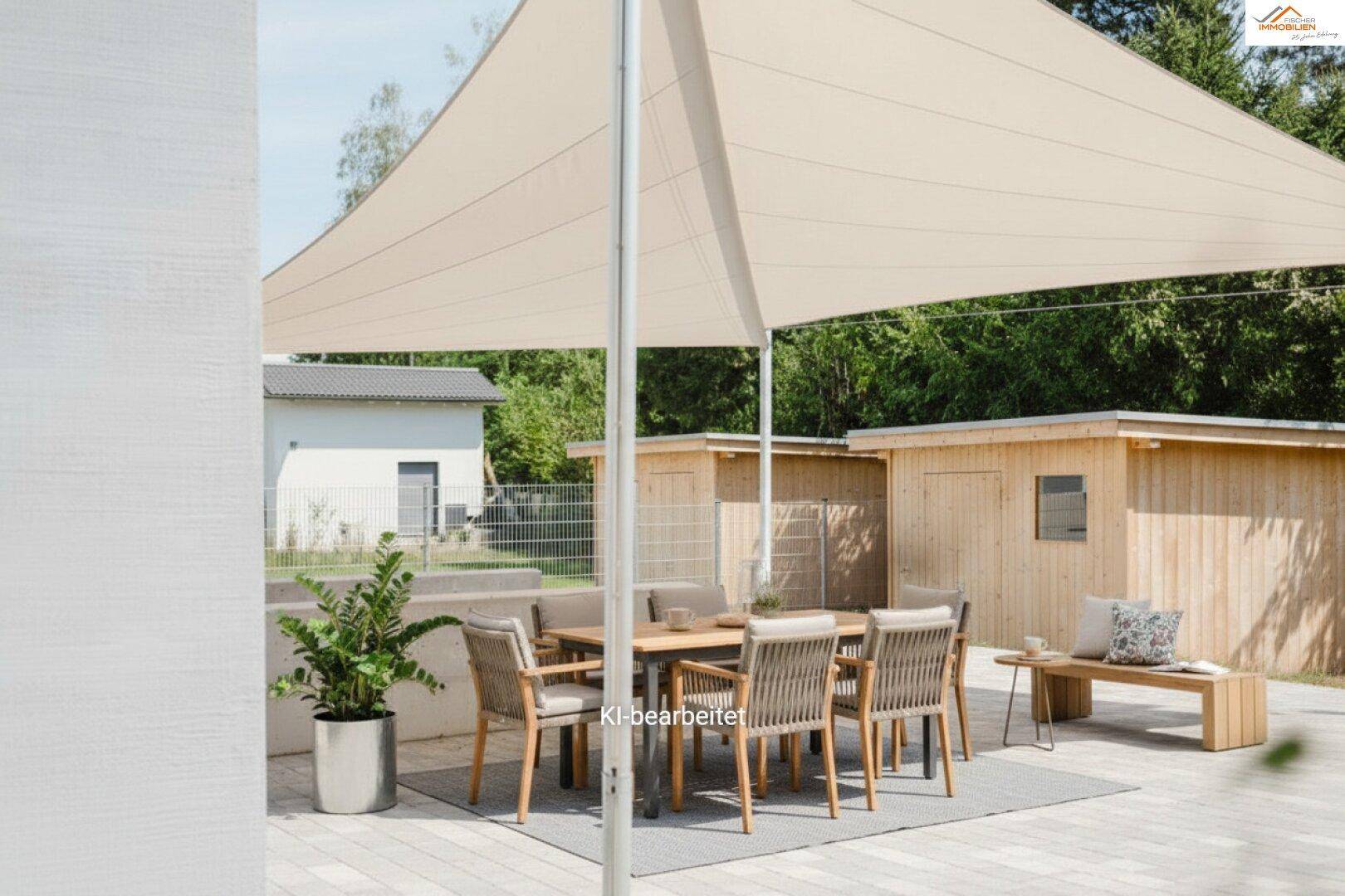 Große, sonnige Terrasse mit Esstisch, Stühlen und Sonnensegel für entspannte Stunden.