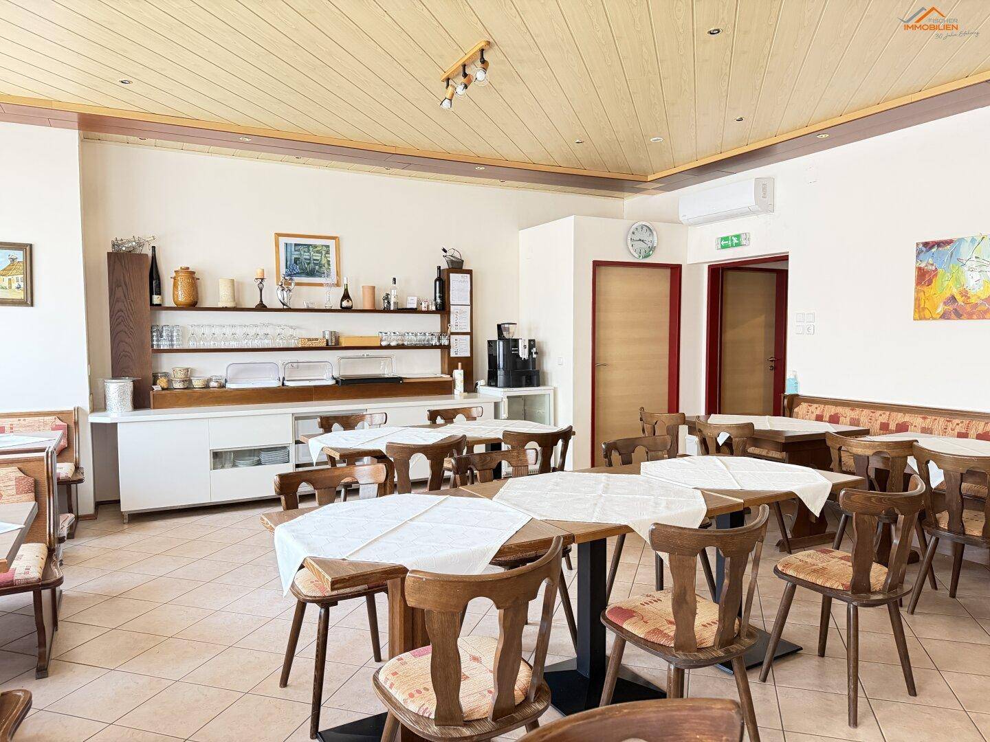 Gemütlicher Speisesaal mit Frühstücksbuffet, Holztischen und traditionellem Ambiente.