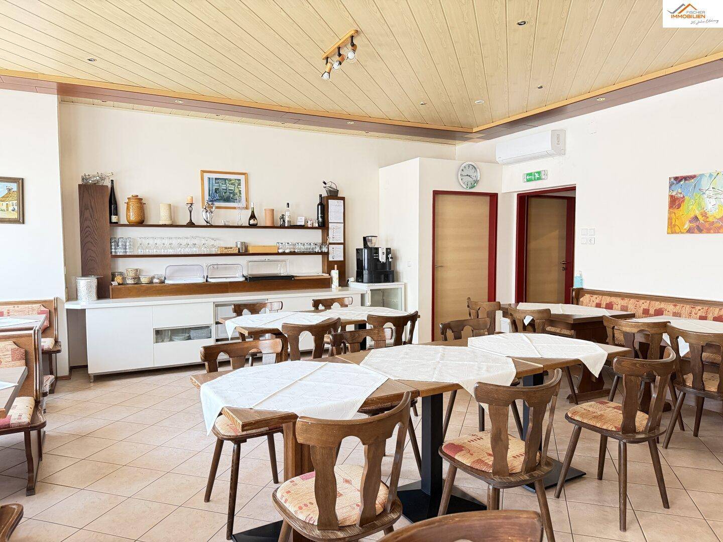 Speisesaal mit Buffetbereich, Tischen und Stühlen, ideal für Frühstück oder Mahlzeiten.