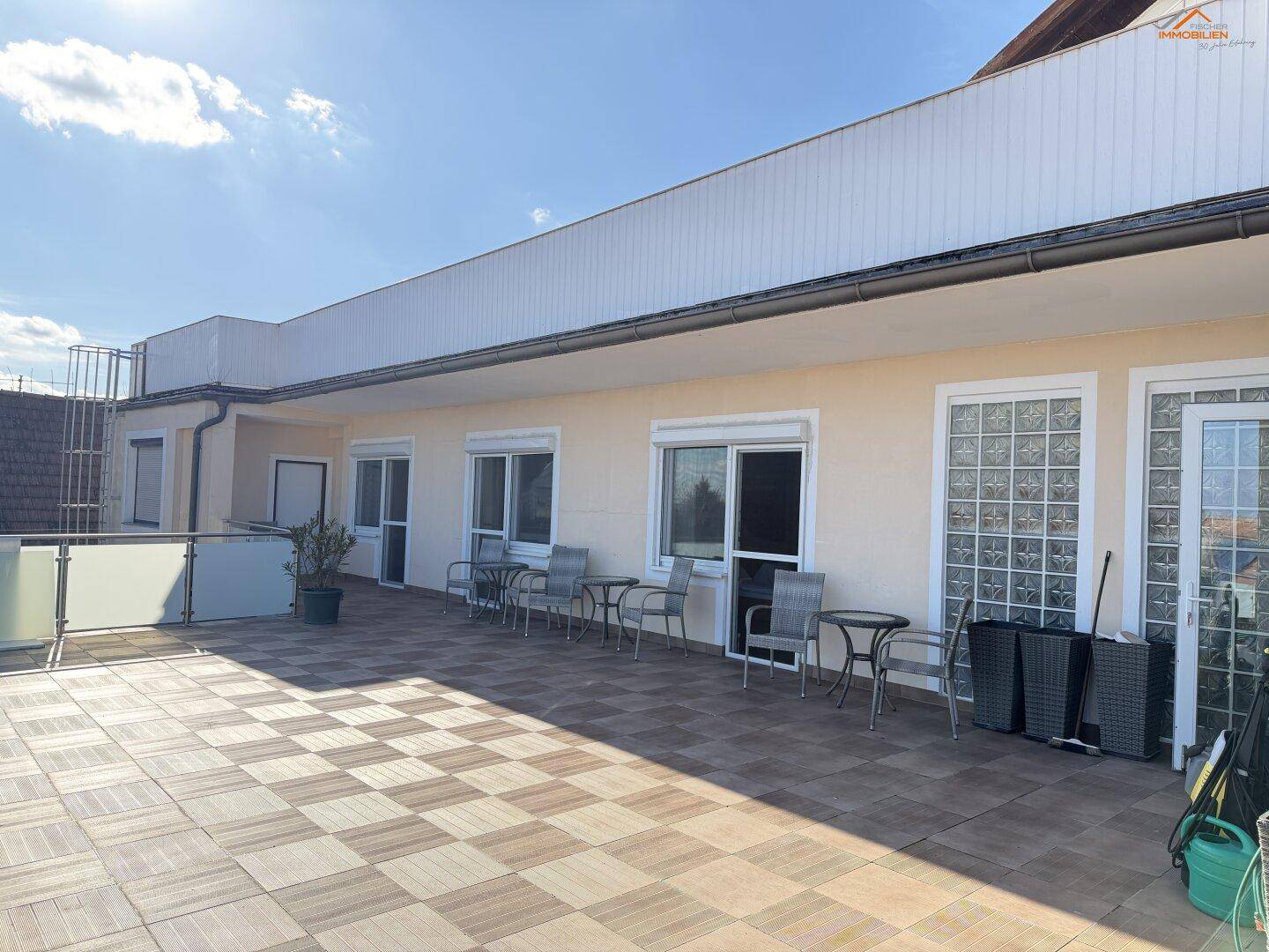 Weitläufige Dachterrasse mit Sitzmöglichkeiten und viel Platz zum Entspannen.