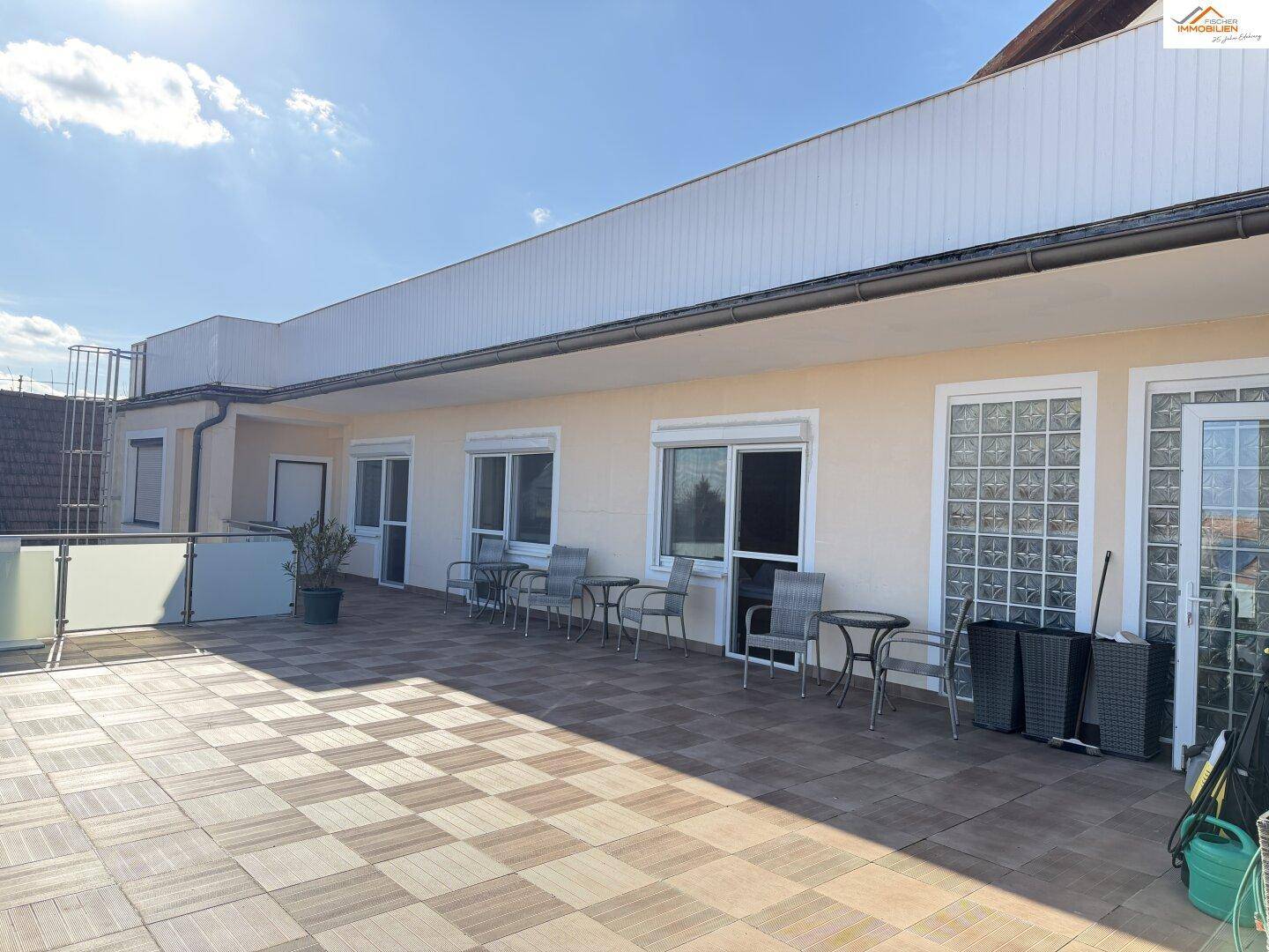 Weitläufige Dachterrasse mit viel Platz für Entspannung und Sonnenbaden.