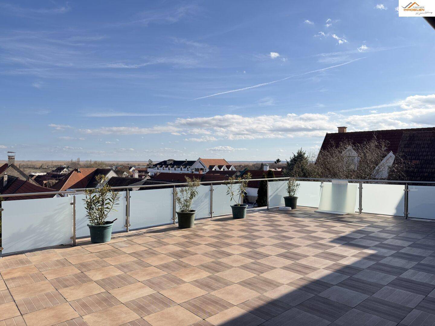Dachterrasse mit Blick über die Dächer und die weite Landschaft.