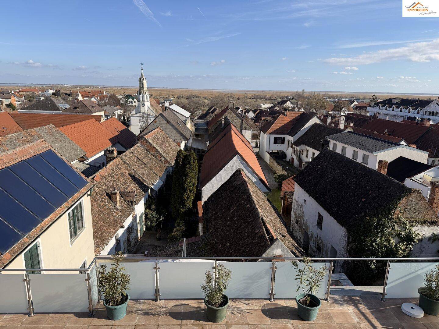Dachterrasse mit weitem Blick über die Dächer und die umliegende Landschaft.