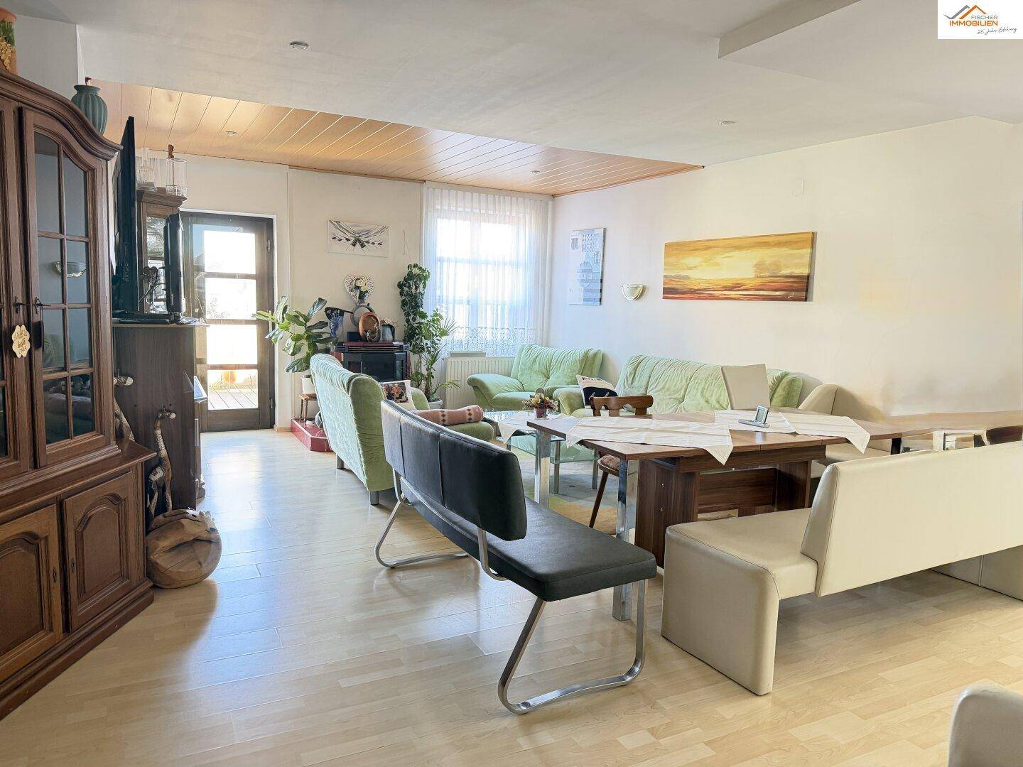 Geräumige Küche mit viel Arbeitsfläche, weißen Schränken und Fenster.