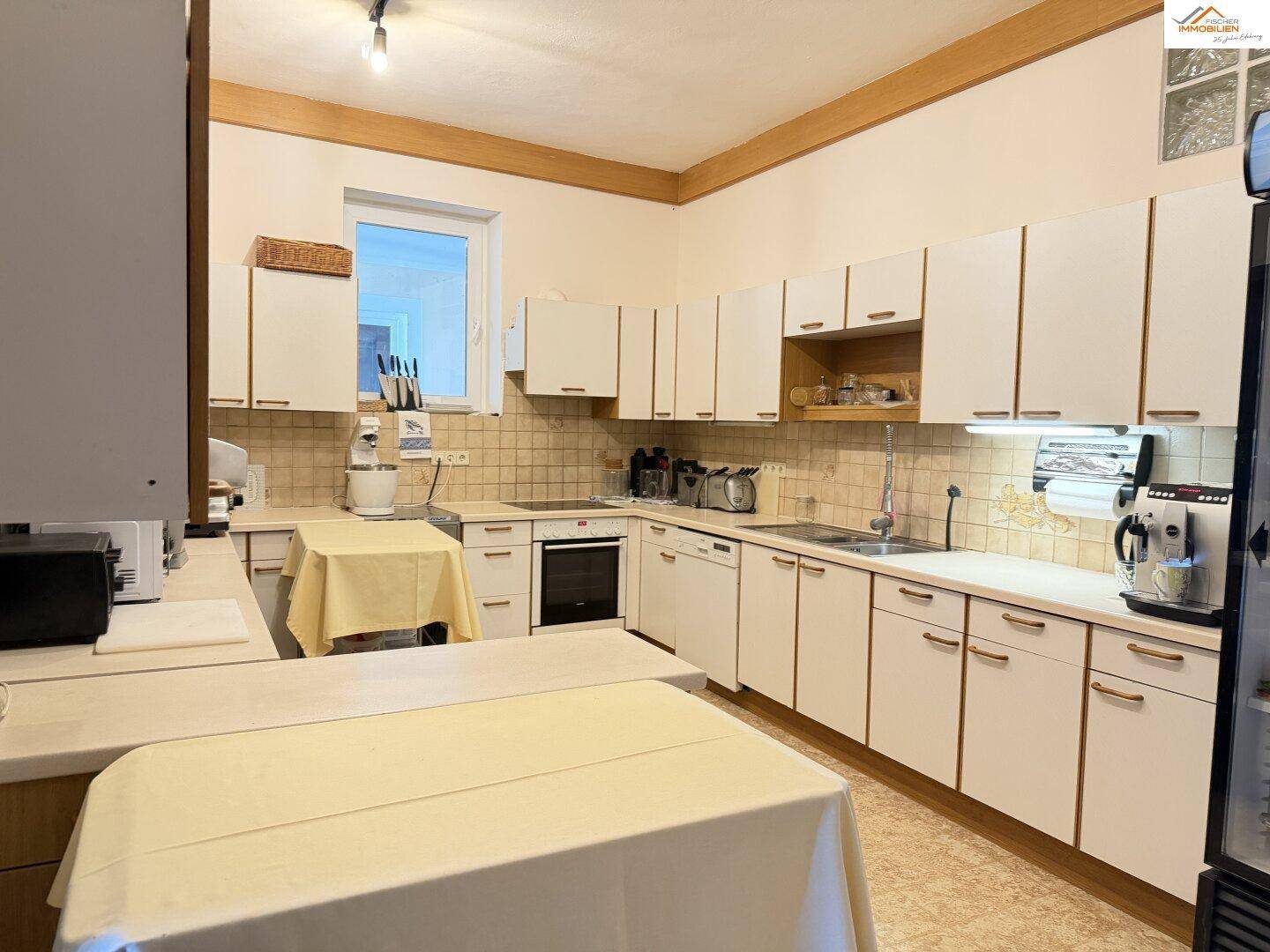 Helles Wohnzimmer mit Parkettboden, bequemen Sofas und Blick nach draußen.