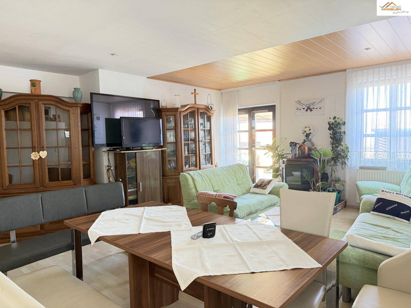 Flur mit Holzboden, Garderobe und eingebauten Schränken.