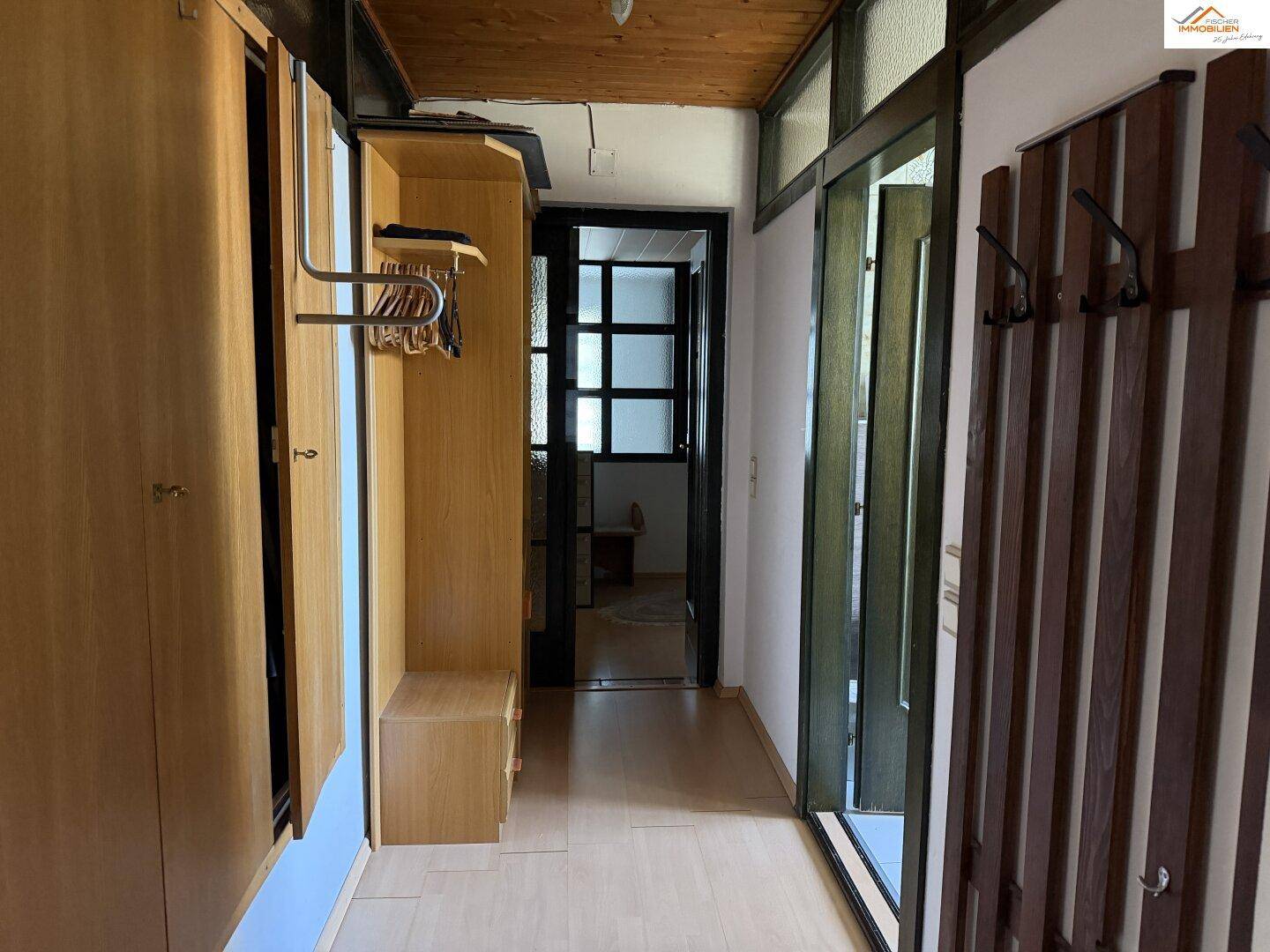Badezimmer mit Badewanne, Waschbecken und Fenster in grünen Fliesen.