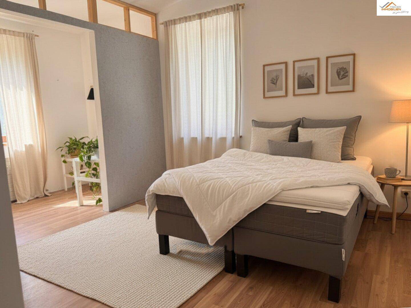 Helles Schlafzimmer mit Holzboden, großem Bett, Vorhängen und Pflanzen in modernem Stil.