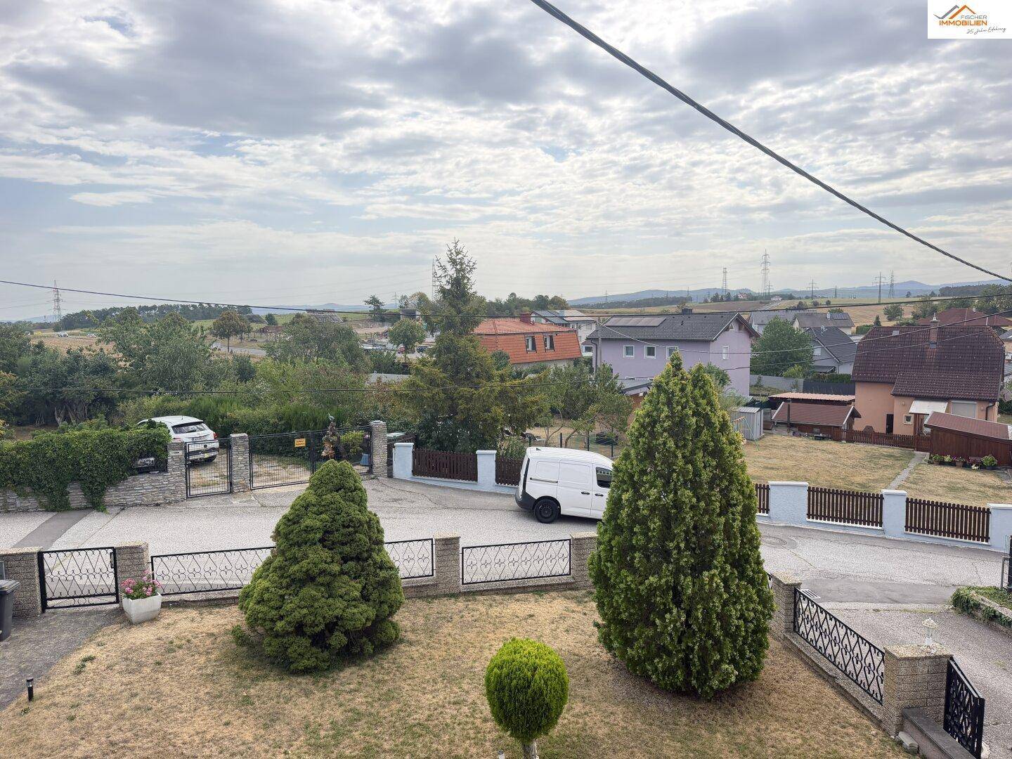 Weitläufiger Blick über die Nachbarschaft und die umliegende Landschaft.