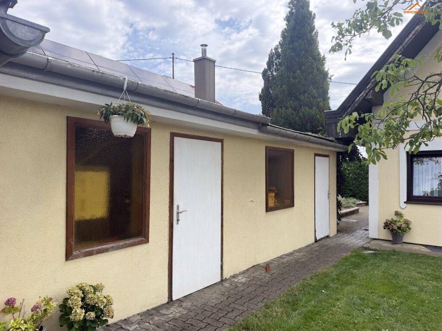 Nebengebäude oder Schuppen mit gepflastertem Weg neben dem Haupthaus.