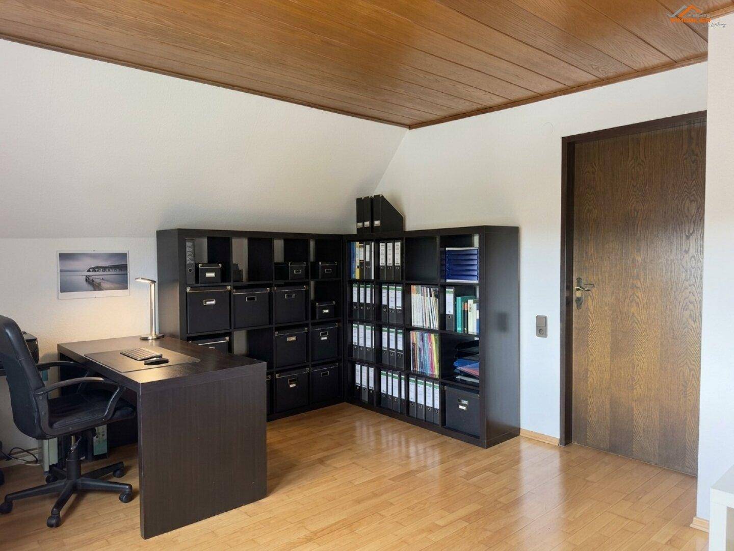 Helles Arbeitszimmer mit Schreibtisch, Bürostuhl und Regalsystemen, ideal für Home-Office.