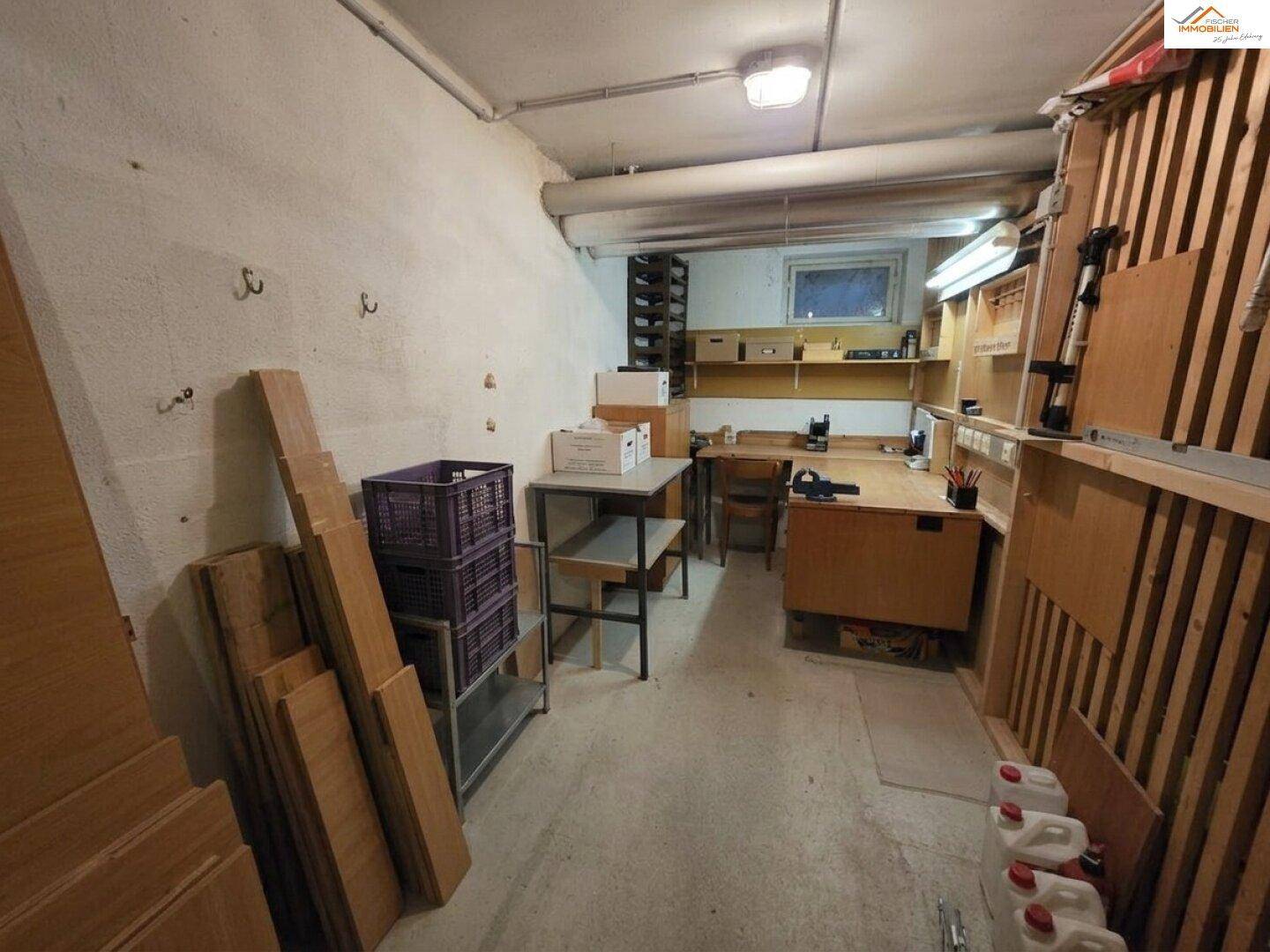 Geräumiger Hobbyraum im Keller mit Werkbänken und Stauraum, ideal für Heimwerker.