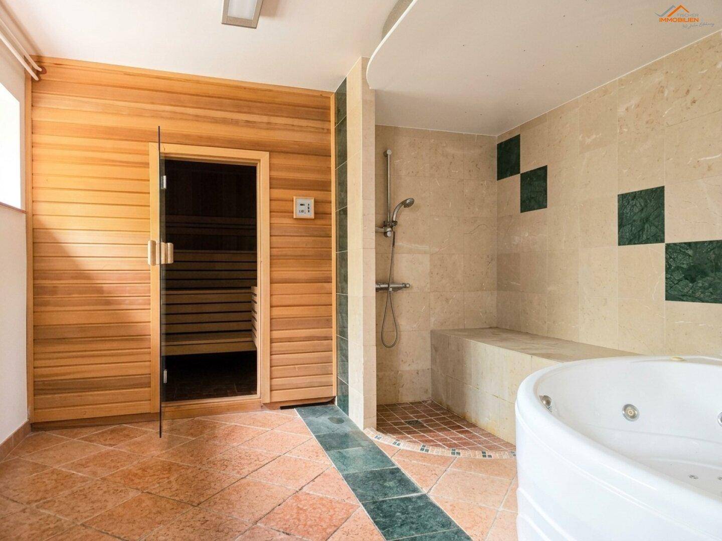 Privater Wellnessbereich mit Sauna, Whirlpool und Dusche für Entspannung.