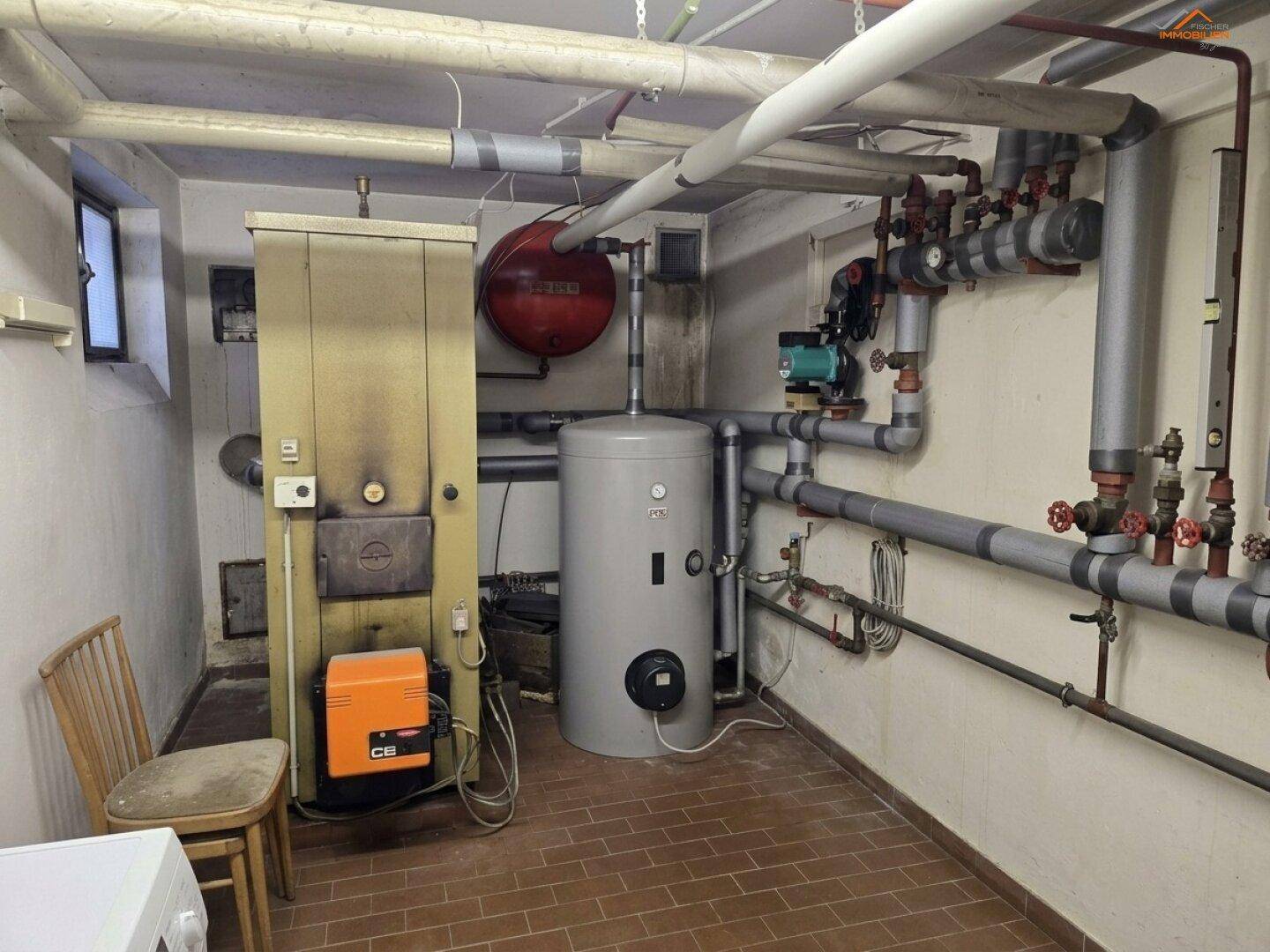 Heizungsraum mit Kesselanlage und Rohrleitungen für die Wärmeversorgung.