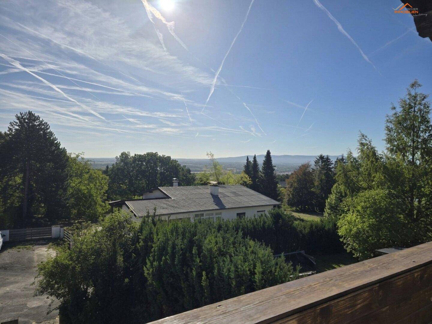 Weitläufiger Blick über die Landschaft und Dächer von einem erhöhten Standpunkt aus.