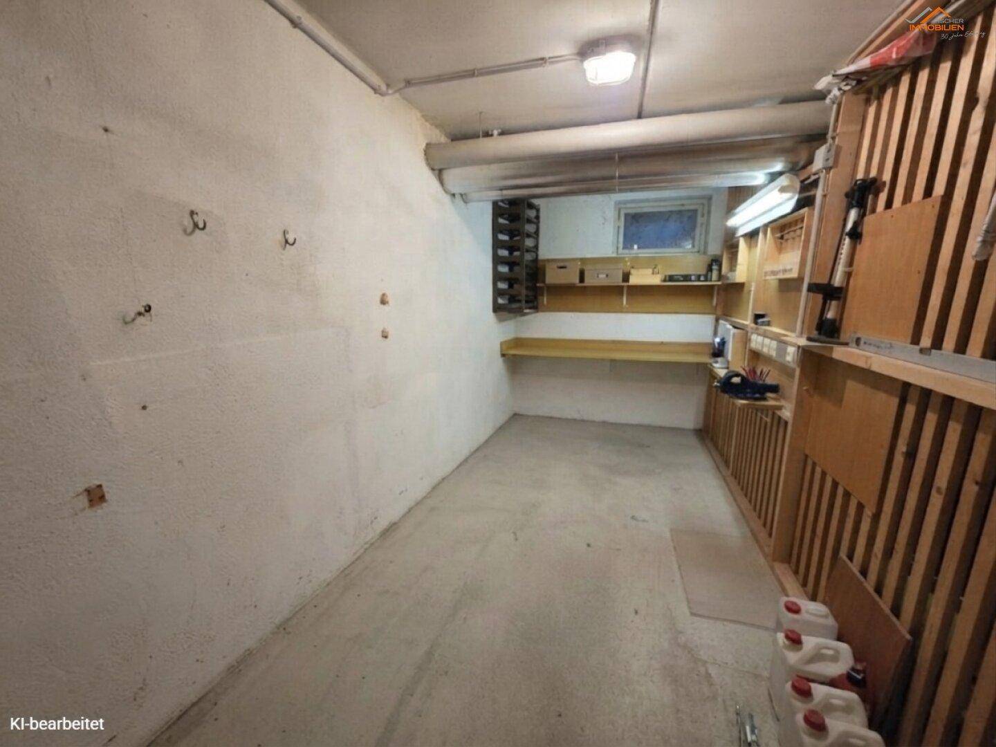 Funktionaler Kellerraum, eingerichtet als Werkstatt mit Arbeitsplatte und Regalen.