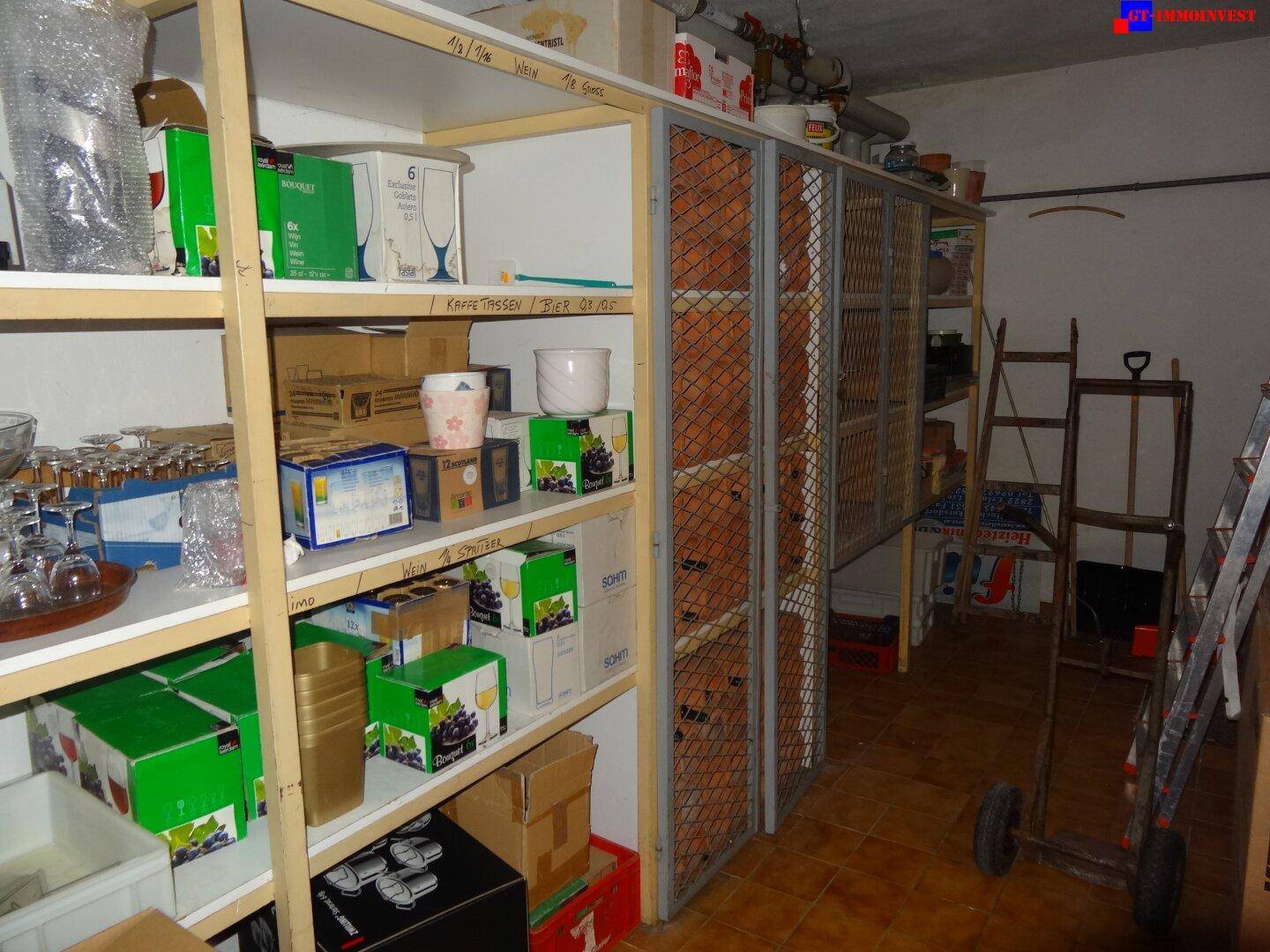 Weiterer Blick in einen Lagerraum mit Regalen und Gitterboxen zur Aufbewahrung von Waren.