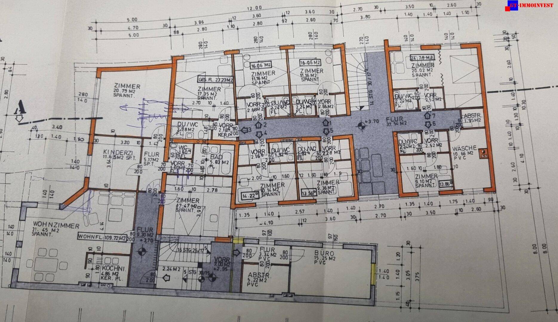 Grundrissplan des Obergeschosses mit mehreren Zimmern, Bädern und Fluren.