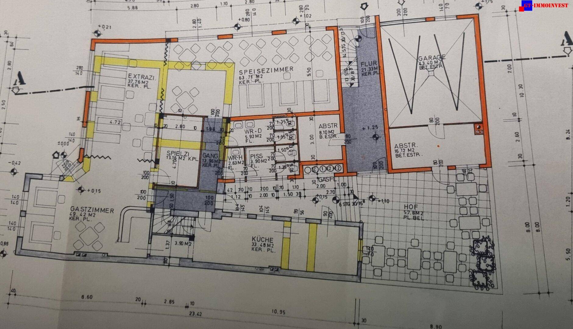 Grundrissplan des Erdgeschosses mit Gastzimmern, Küche, Speisesaal und Garage.