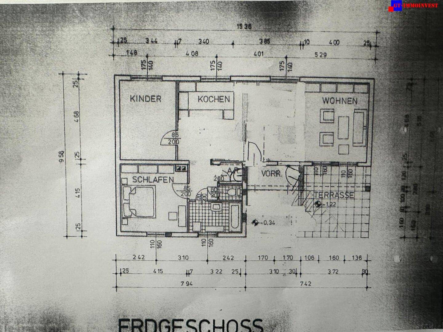 Grundriss des Erdgeschosses mit Wohnzimmer, Schlafzimmer, Kinderzimmer, Küche und Terrasse.