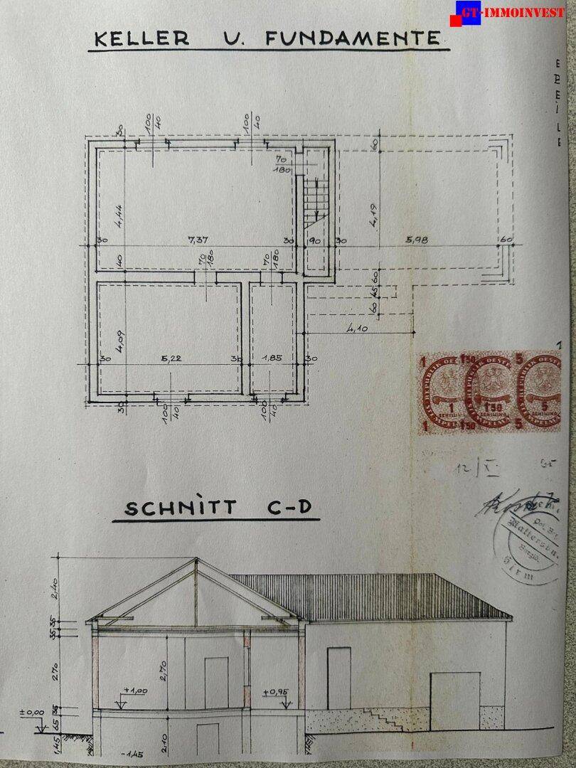 Architektonische Zeichnung mit Kellergrundriss und Gebäudeschnittansicht des Hauses.