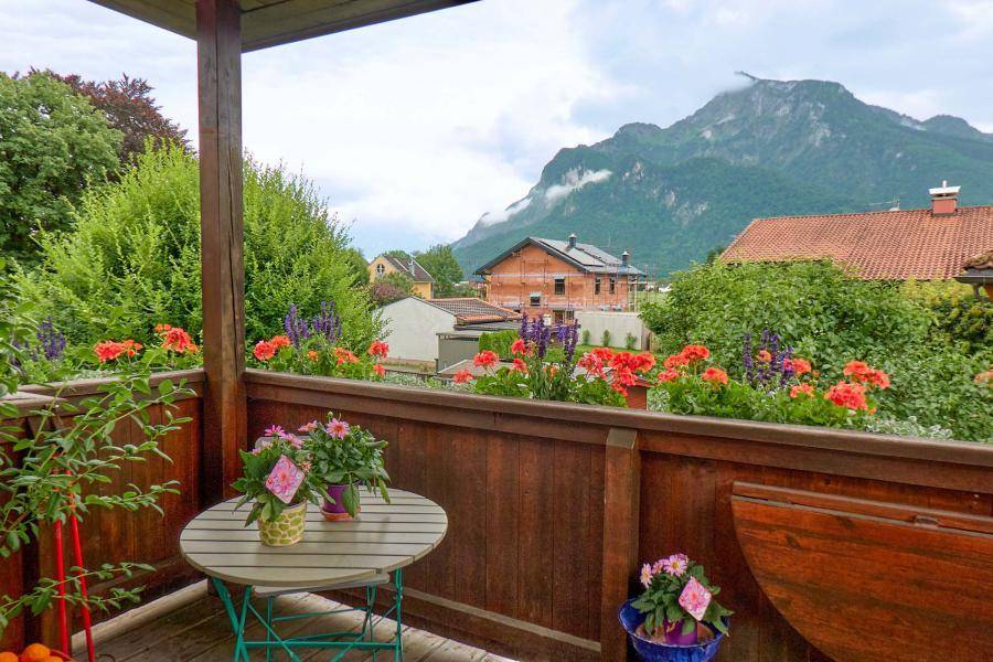 Malerischer Balkon mit Blumen, Sitzgelegenheiten und beeindruckendem Bergblick.