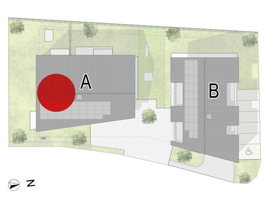 Übersichtsplan des Grundstücks mit zwei Gebäuden, Außenanlagen und Spielplatz.