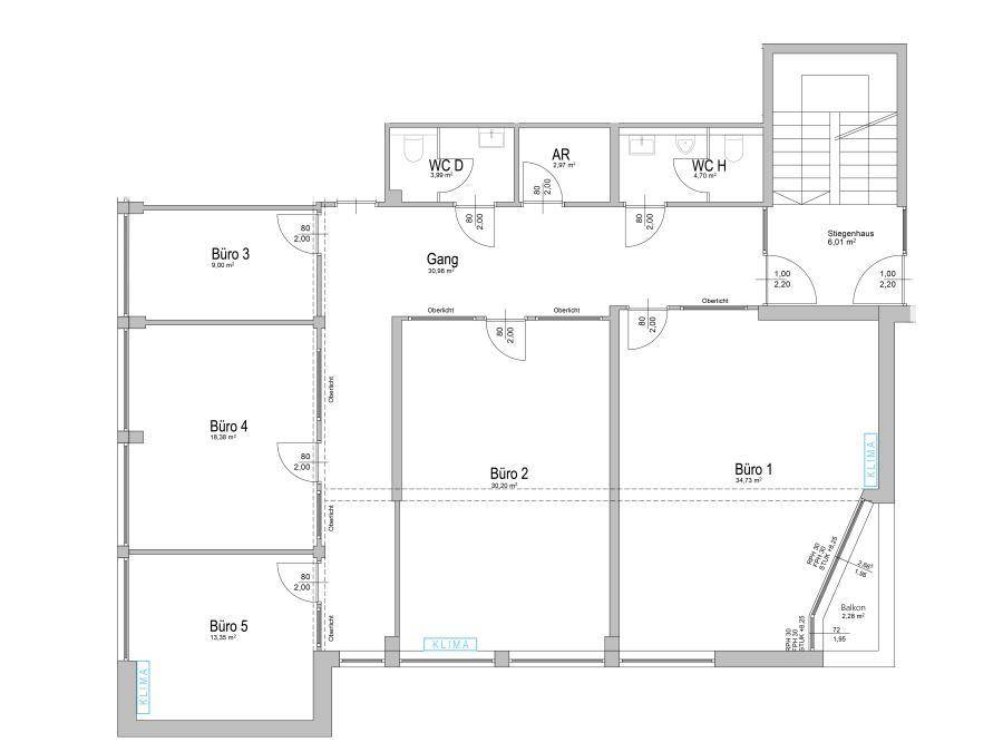 Grundriss einer Büroetage mit fünf Büroräumen, Sanitäranlagen und einem Balkon.