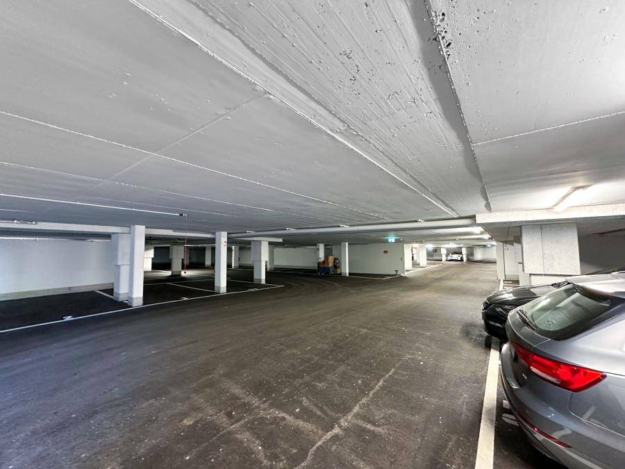Geräumige und helle Tiefgarage mit zahlreichen Stellplätzen und guter Beleuchtung.
