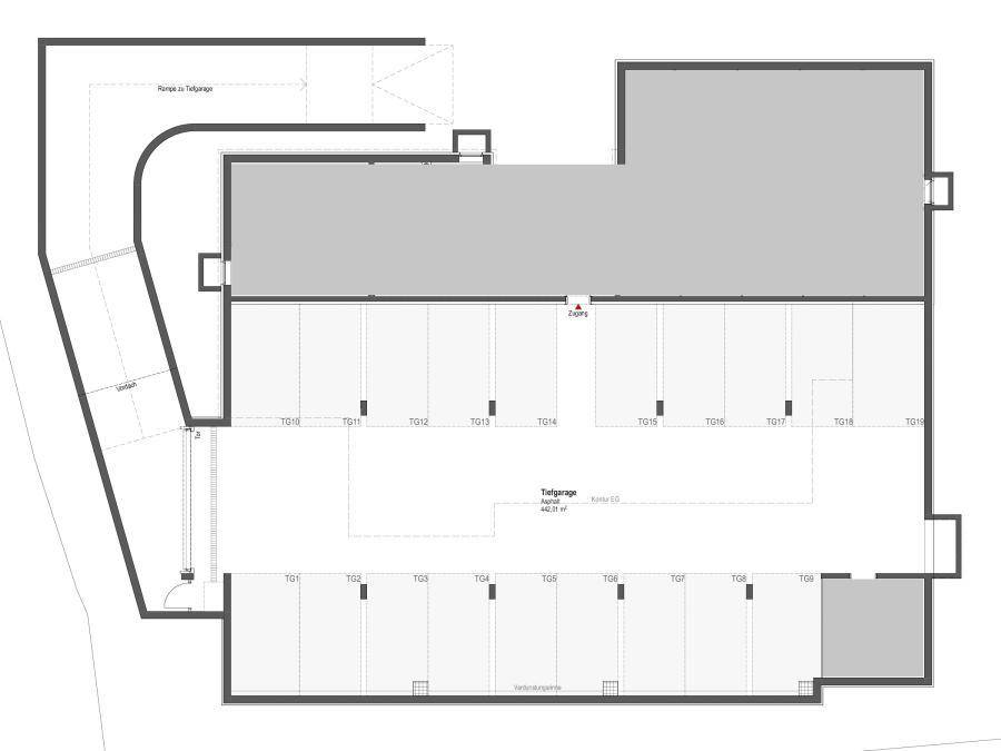 Grundriss einer Tiefgarage mit zahlreichen Stellplätzen und Zufahrtsrampe.