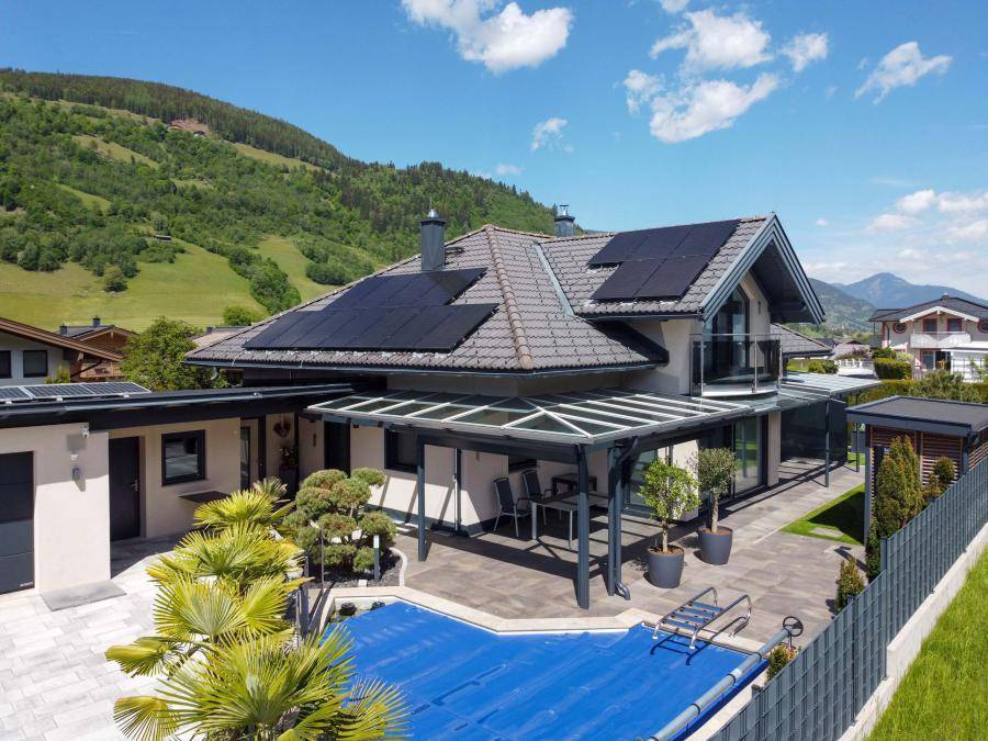 Attraktives Einfamilienhaus mit Pool, überdachter Terrasse und Photovoltaikanlage in sonniger Lage.