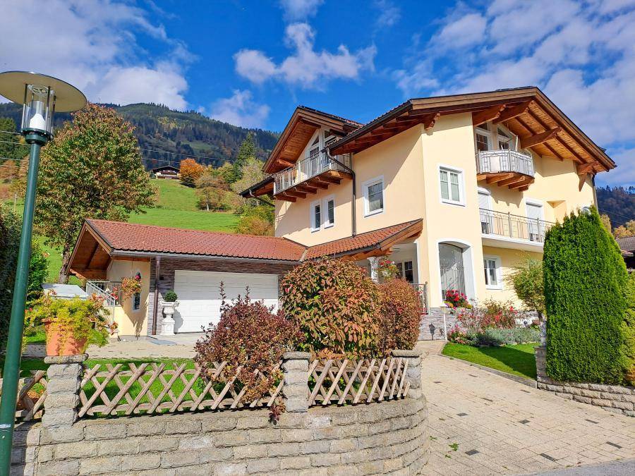 Charmantes Einfamilienhaus mit gepflegtem Vorgarten und traditioneller Architektur in ländlicher Umgebung.