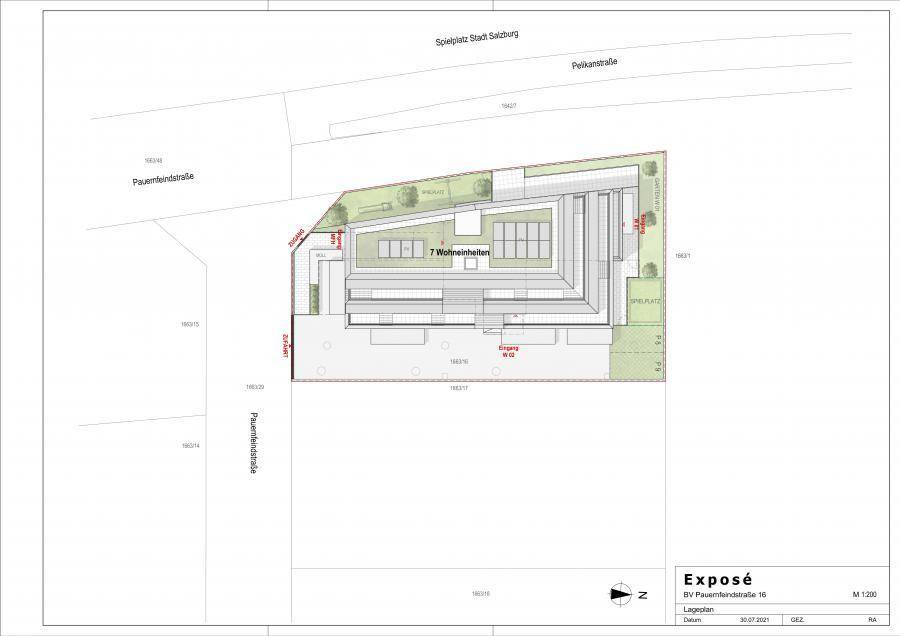 Lageplan des Gebäudes mit umliegenden Straßen, Grünflächen und sieben Wohneinheiten.