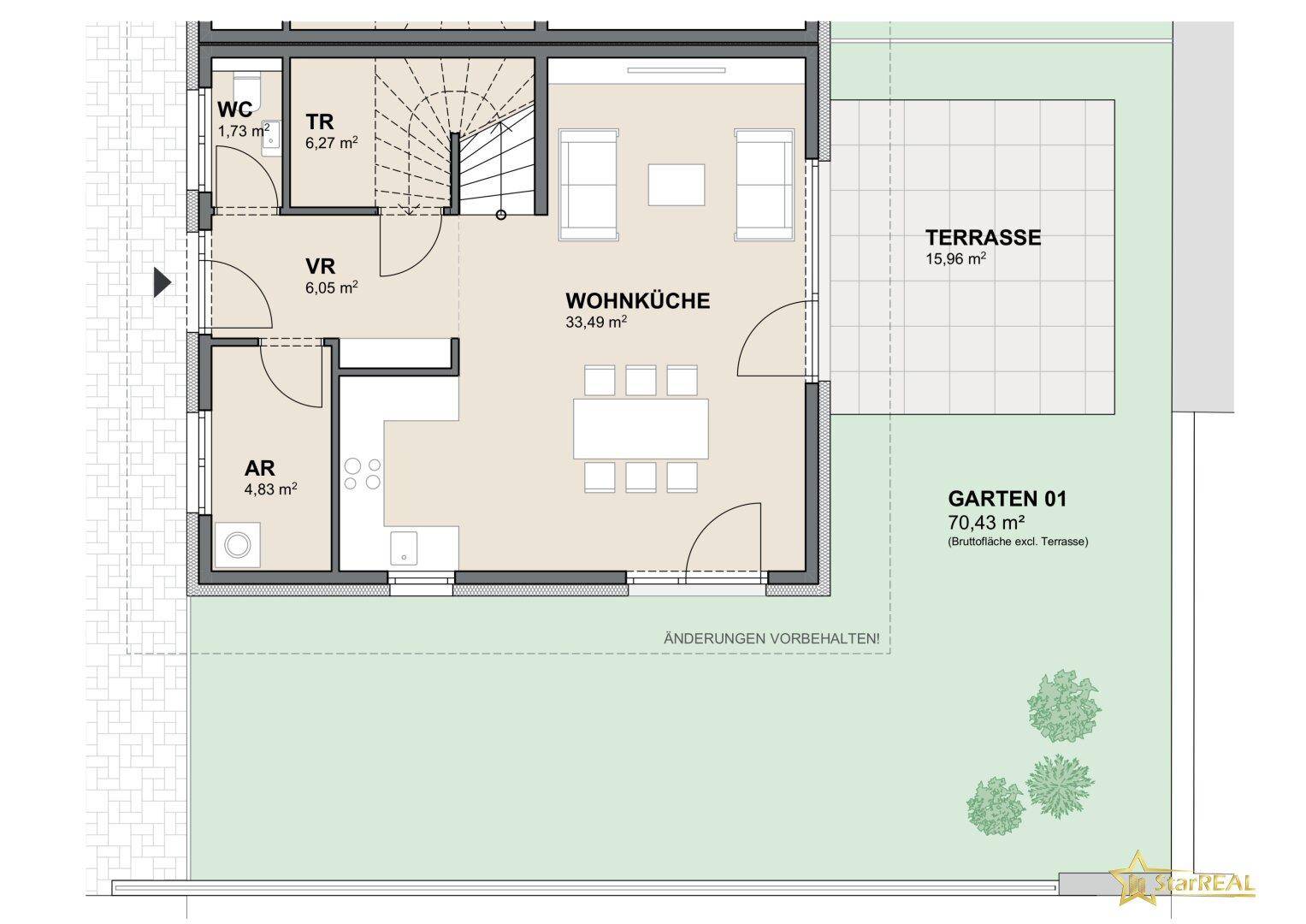 Grundriss des Erdgeschosses mit offener Wohnküche, Gäste-WC, Terrasse und Gartenbereich.